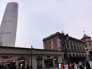 旧フランス租界の建物(右)と、天津で最も高い新しい建造物