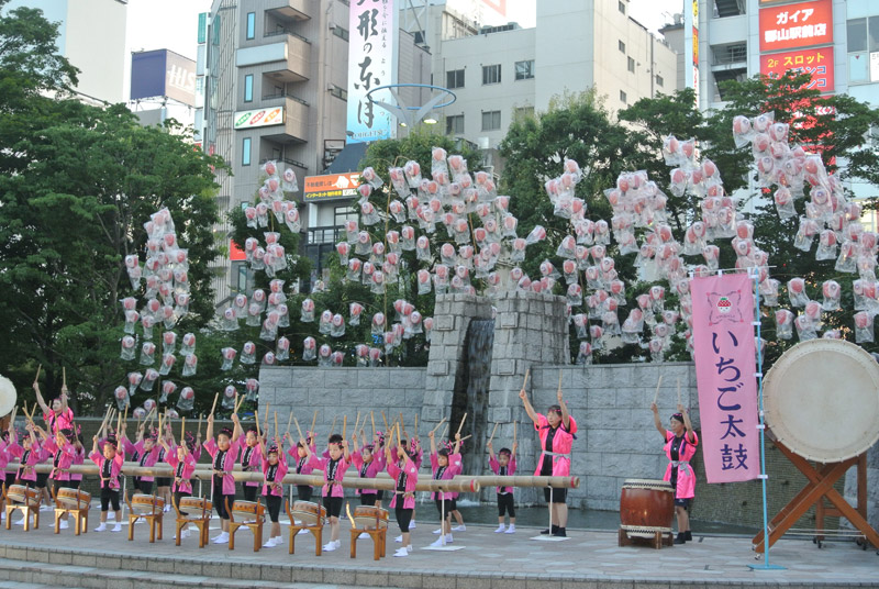 「郡山の太鼓」では、多くの保育所や幼稚園が参加していました