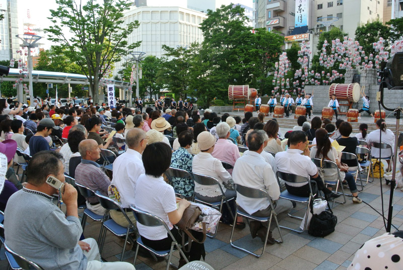 「郡山の太鼓」には多くの人々が訪れ、郡山の夏を楽しんでいました