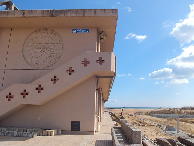 被災した中浜小学校。青いプレートの位置が津波浸水深を示す