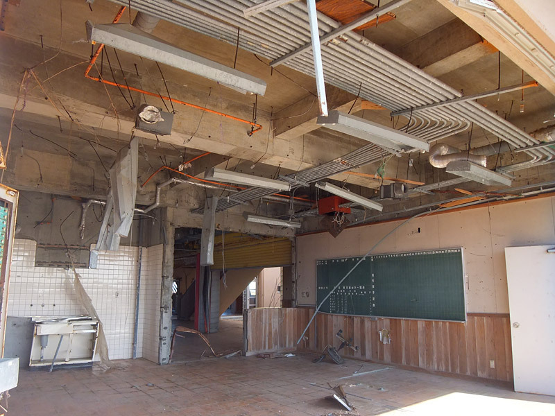 被災した中浜小学校校舎内