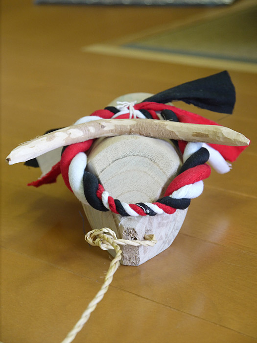 木で牛をかたどった木牛という昔ながらのおもちゃ