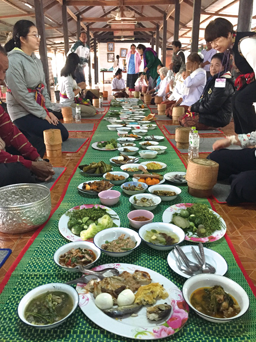 食事の一コマ。編まれたカゴには蒸したもち米がたっぷり