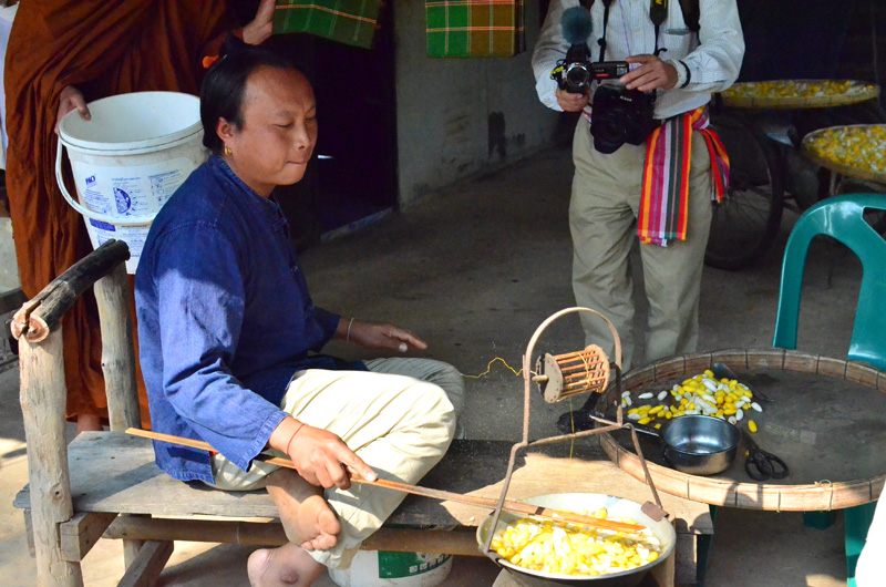 蚕から糸を紡ぐ様子も見せていただきました。正真正銘のタイシルクです