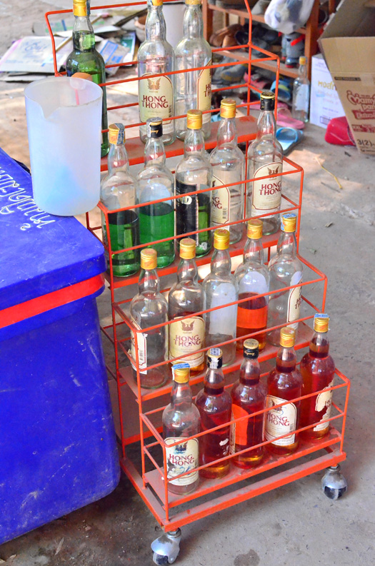 村の雑貨屋で売られているウィスキーボトルに入ったガソリン