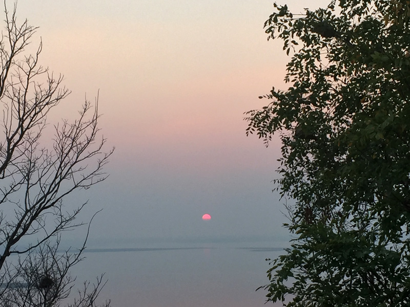 巨大な人工湖(!)沈んでいく夕日