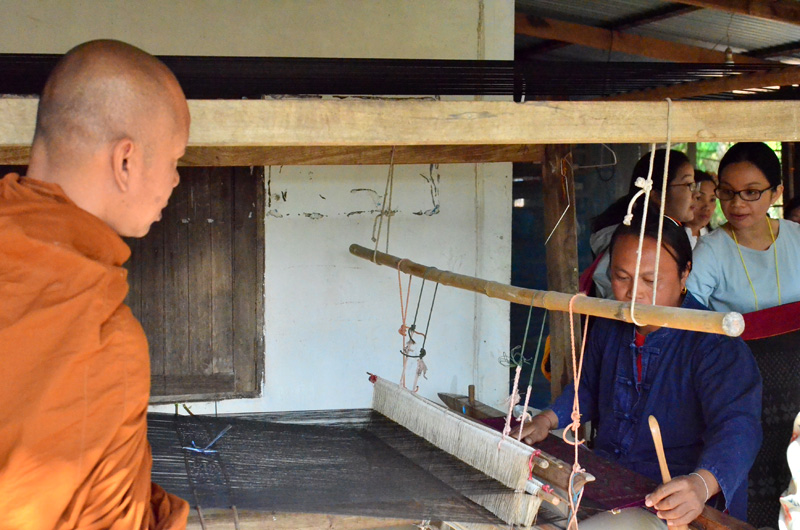 蚕から紡いだ絹糸を編んでいく様子