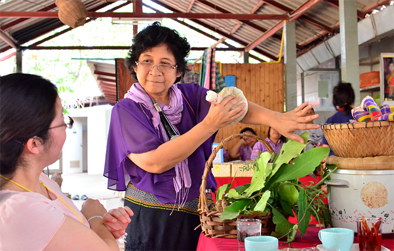 ハーブエキスを染み込ませた布でマッサージを教えていただきました