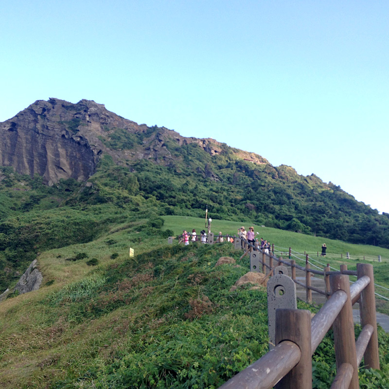「城山日出峰」10万年前の海底噴火によってできた巨大岩山でユネスコ世界自然遺産に指定されています