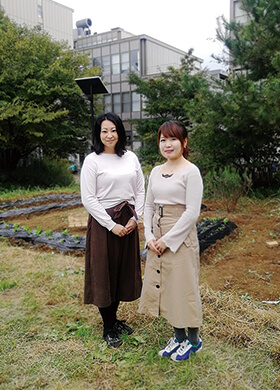 新保奈穂美(右)と新出洋子(トヨタ財団広報)