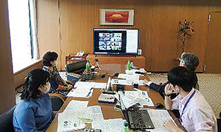 オンラインワークショップでのZoomの様子。右上が園田選考委員長。前面のモニターに本年度の助成対象者の皆さんが映っています。