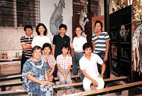 1978年，フィリピンの助成プロジェクト《子供のためのアジアの演劇》［78-I-015］代表者のアメリア・ボニファシオ教授（前列左端）とその演劇チーム