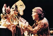 5周年記念事業の国際ワークショップ「アジアの子供劇場」（1979年）にて、インドネシアのティザール氏のワヤン・ゴレ公演