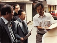 第1回研究コンクールの現地インタビューにて、谷町研究会（大阪）《谷町の長屋と路地におけるアメニティの発生要因について》［79-1C-111］。左から田村明選考委員、松井好選考委員、林雄二郎専務理事、研究会代表の富樫頴氏、1980年8月