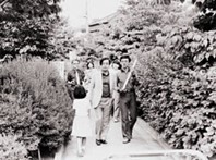 第2回研究コンクールの現地インタビューにて、子どもの遊びと街研究会三軒茶屋ブロック（東京）《三世代の遊び場マップづくりによる生活空間の点検と再生》［81-2C-052］。川添登選考委員（左）と代表の石川由喜夫氏（右）、左奥に柴田敏隆委員、1982年6月