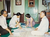 プロジェクト申請の打ち合わせ。左からM・L・カルマチャールヤ氏、K・P・マッラ教授、岩本プログラム・オフィサー、P・B・カンサカール氏。ネパール、カトマンズにて1982年7月
