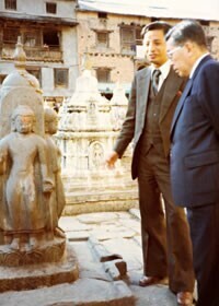 ネパール、カトマンズ盆地にてカマル・プラカーシュ・マッラ氏と林雄二郎専務理事（1983年）