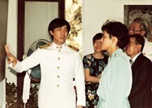 「タイ北部寺院壁画展示会」でマハー・チャクリ・シリントーン王女にご説明するソン・シマトラン氏（1983年）