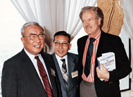 10周年記念シンポジウム（1984年）にて、左から豊田英二理事長、林雄二郎専務理事、そして自著の日本語訳『アメリカの大型財団』を手にしたワルデマー・A・ニールセン氏