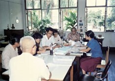 1986年、北部タイ古語辞書のプロジェクト。右がアルンラット氏、中央奥がプラサート・ナ・ナコン教授、1人おいてアナン・ガンチャナパン氏