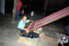 1987年ごろ、フィリピン、ミンダナオ島のマラウィ（イスラム系のマラナオ族が住む）にて。カラフルな伝統織物の織り手