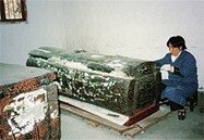 計画助成の対象となった修復前の大型漆棺（中国湖北省博物館）［91-P-001］
