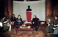 ヴェトナム共産党書記長ドー・ムオイ氏と会見する飯島宗一・トヨタ財団理事長、1993（平成5）年。〈隣人をよく知ろう〉プログラムによる翻訳出版を書記長は高く評価し、この会見が実現した