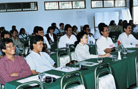 40名余りの助成対象者を集めて行なわれたインドネシア若手研究助成報告会。1995年1月23日～24日