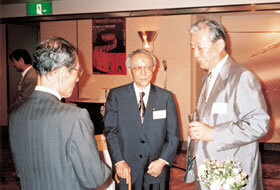 豊田達郎会長（中央）、1998（平成10）年7月の理事会にて
