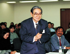 飯島宗一理事長、20周年記念国際シンポジウムにて（1995年）