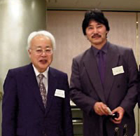 2002（平成14）年度贈呈式後の懇親会にて、左から木村尚三郎理事長、助成対象者の富川力道氏
