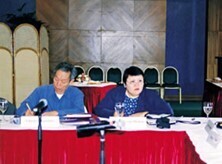 マリア・セレナ・I・ジョクノ氏とチャーンウィット・カセートシリ氏（左）。SEASREPカウンシル・財団合同会議、2003年1月、ヴェトナム、ハノイにて