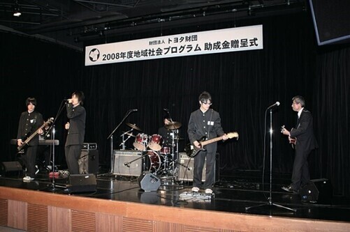 トヨタ・オートサロン・アムラックス東京にて開催した2008年度地域社会プログラムの助成金贈呈式の一コマ（2009年）