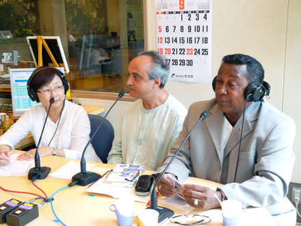 コミュニティFM局での多言語放送の様子。2008年度 地域社会プログラム「いきいき外国籍市民、多文化共生まちづくりの主体形成事業」（2010年9月）