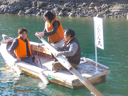 2011年3月5〜7日に開催した、「「島から学ぶ地域づくりの知恵〜アイディアをアクションへin天草〜」ワークショップ・シンポジウム」にて、櫓こぎ舟体験。（2011年3月）