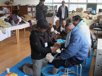 ボランティアによる被災者の方へ足湯のサービス。東日本大震災発生後、被災地ＮＧＯ恊働センターは、阪神・淡路大震災の経験を元に支援を行った（2011年）