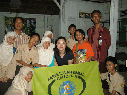 インドネシアMAN中学校の生徒たちと（2011年10月）