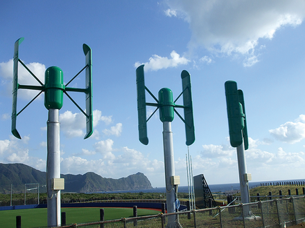 八丈島に設置された垂直型の風力発電機。2008年度地域社会プログラムのNPO法人八丈島産業育成会