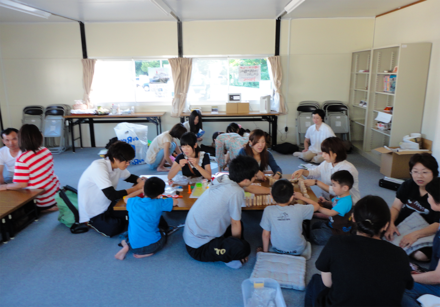仮設住宅における支援活動。東日本大震災の発生に際し、福島市内の仮設住宅で暮らす子どもたちを支援するプロジェクトを始動。2011年度、2012年度イニシアティブプログラム「被災地住宅における「遊び」・「学習」などを通して、生活に根差したなかでの子ども集団づくりと、子どもを軸にしたコミュニティ形成支援」（2012年2月）