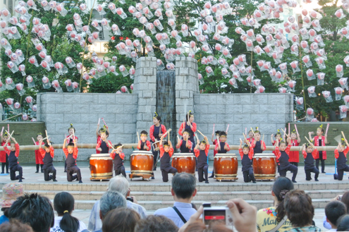 郡山夏の風物詩「うねめまつり」の前夜祭イベント「郡山の太鼓」で。福島県郡山市にて。2011年度地域社会プログラム「「こまち太鼓」で地域のつながりを再生し被災児の屋内保育をサポート！」（2012年）