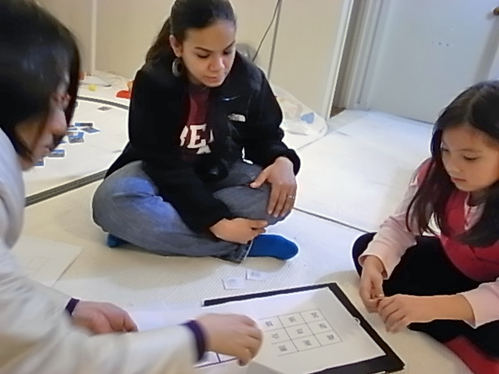 カリフォルニア州で日本語を学ぶ児童・生徒に、漢字学習アプリケーションのデザインをしてもらっているところ。2008年度アジア隣人ネットワークプログラム「情報基盤技術で支える教育現場の多言語利用環境─アジアの移民を受け入れる多文化共生社会の実現のためのネットワークづくり」