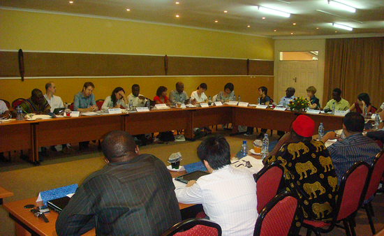 ザンビアで行われたラウンドテーブルの様子。2012年10月9～11日、ザンビアの首都ルサカ郊外で国際ラウンドテーブル「アフリカにおけるアジア研究」が開催された（2012年10月）