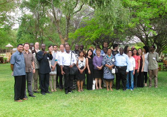 ラウンドテーブル参加者による記念撮影。ザンビアにて（2012年10月）