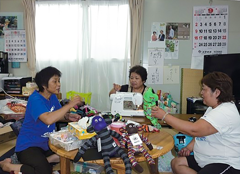 宮城県東松島市の仮設住宅集会所で女性グループが編み出した人気手芸品「おのくん」（2015年撮影）