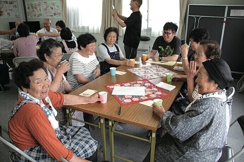 仮設住宅集会所で開かれた椿のお茶会のひとコマ。2014年度 国内助成プログラム東日本大震災特定課題「入居前からはじめる、南三陸町災害公営住宅 絆づくり事業」