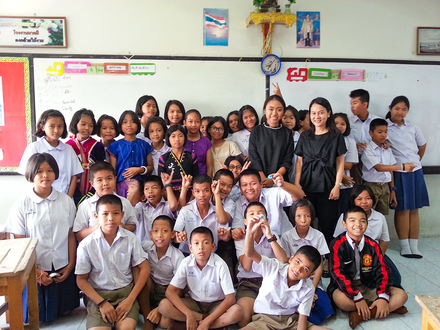 先生と一緒にクラス全体写真。2015年度 研究助成プログラム「「敵」と友になる─タイ人児童と外国人児童が互いに理解を深め、ポジティブな姿勢をはぐくむための教育プログラムの開発─」ティティマディー・アーパッタナーノン　（マヒドン大学アジア言語文化研究所）