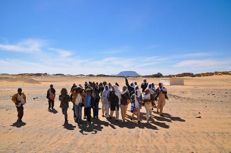 スーダン共和国の地元小学校のアマラ西遺跡の訪問の様子。2015年度 研究助成プログラム「協働実践型の遺跡保存管理 ─スーダンにおける協働実践を通じた文化遺産の新たな価値と文化遺産保護─」