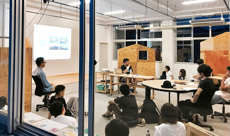 夜遅くまで行われたCAMP。2015年度 国内助成プログラム「［助成題目］Koshiki DESIGN CAMPを通じた島の未来を照らすしごとづくりプロジェクト」