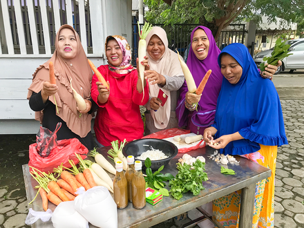 アチェ・ランプロ村での「仙台雑煮」づくり。2017年度 国際助成プログラム「コミュニティアートが被災地ツーリズムの新局面を提示する日本とインドネシア・アチェの協働プロジェクト」