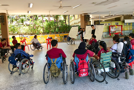 日本、台湾、ベトナムから参加者がタイに集まり、街中のバリアフリーの現状を調査・体験しながら、４か国の障害者リーダーが議論しました。2018年度国際助成プログラム「インクルーシブ社会を目指すアジアの障害者リーダーの交流」（2019年3月）